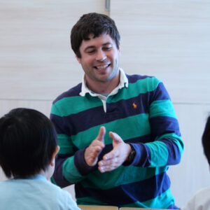 保育士が子供に説明をしている様子